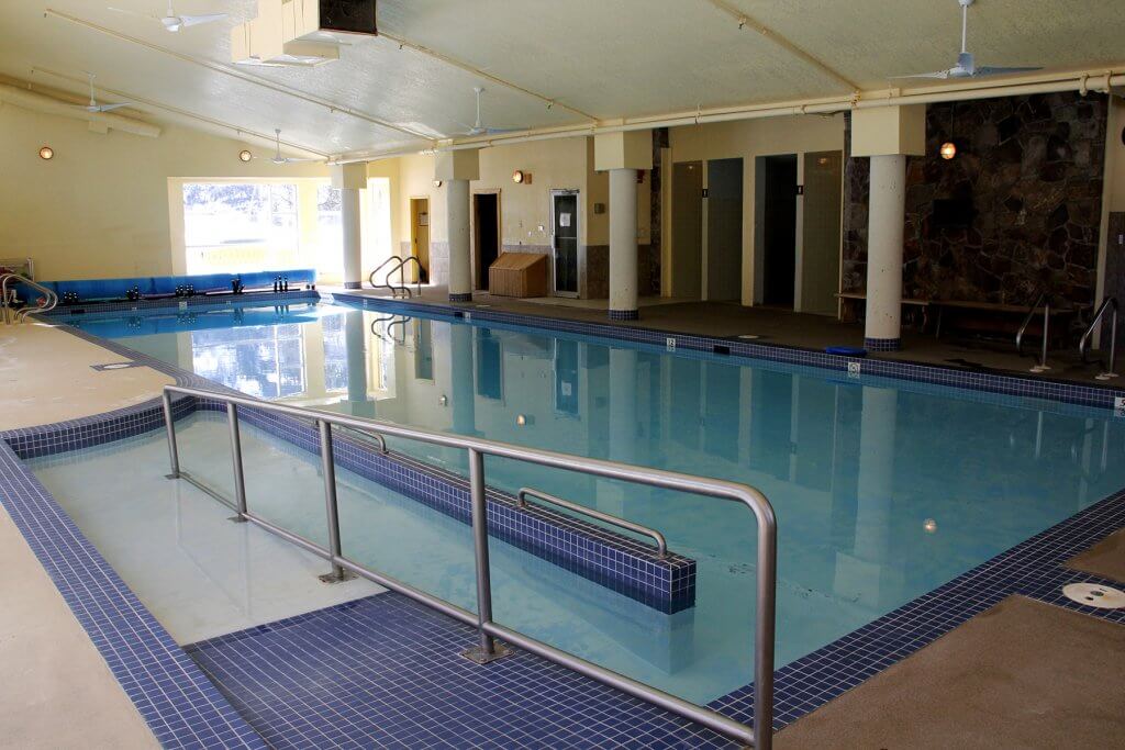 Waterton Lakes Resort binnenzwembad