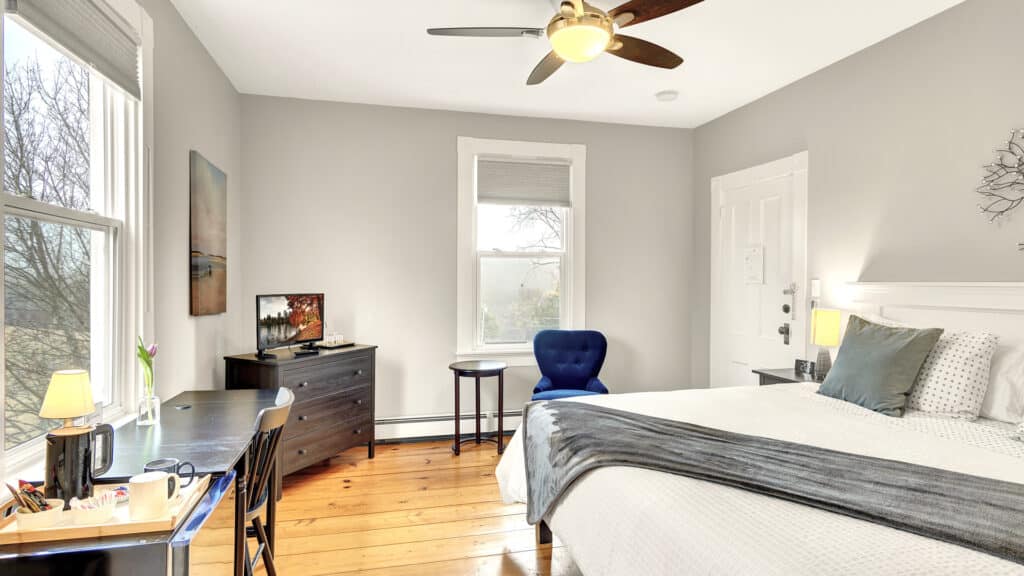 River Ridge Lodge Deluxe King Room