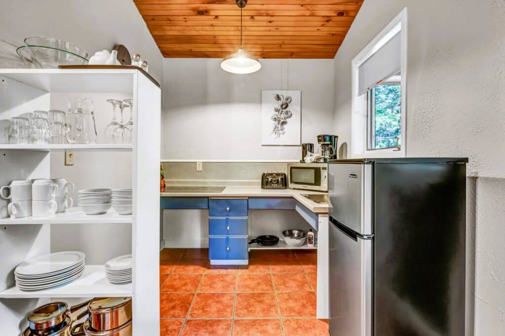 Mersey River Chalets & Nature Retreat Large Chalet Kitchen